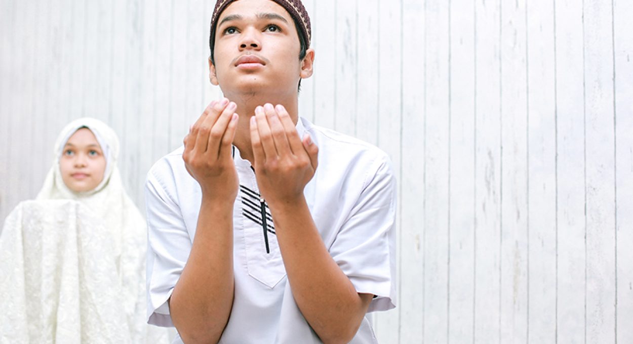 young-muslim-couple-praying-to-god-2023-11-27-05-36-06-utc